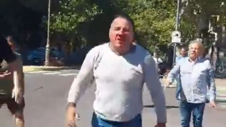 El capo de la barra del Lobo, ensangrentado Foto: Captura video