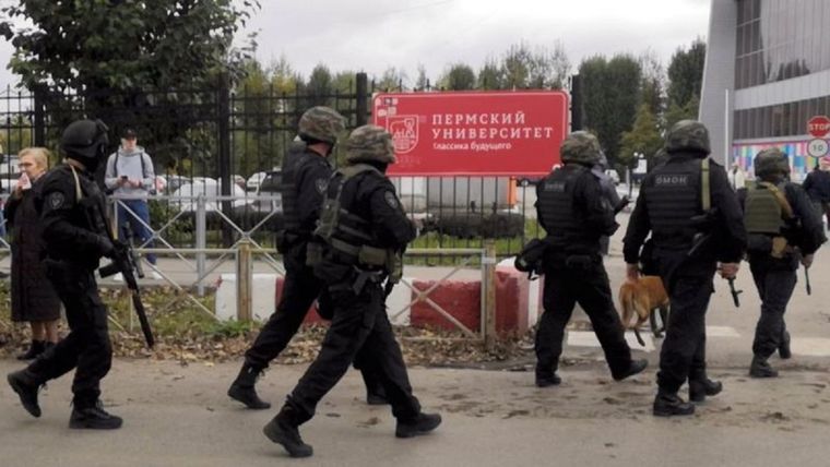 Efectivos de la Guardia Nacional de Rusia entraron en el campus de la Universidad de Perm y lograron detener al atacante. Foto: Reuters
