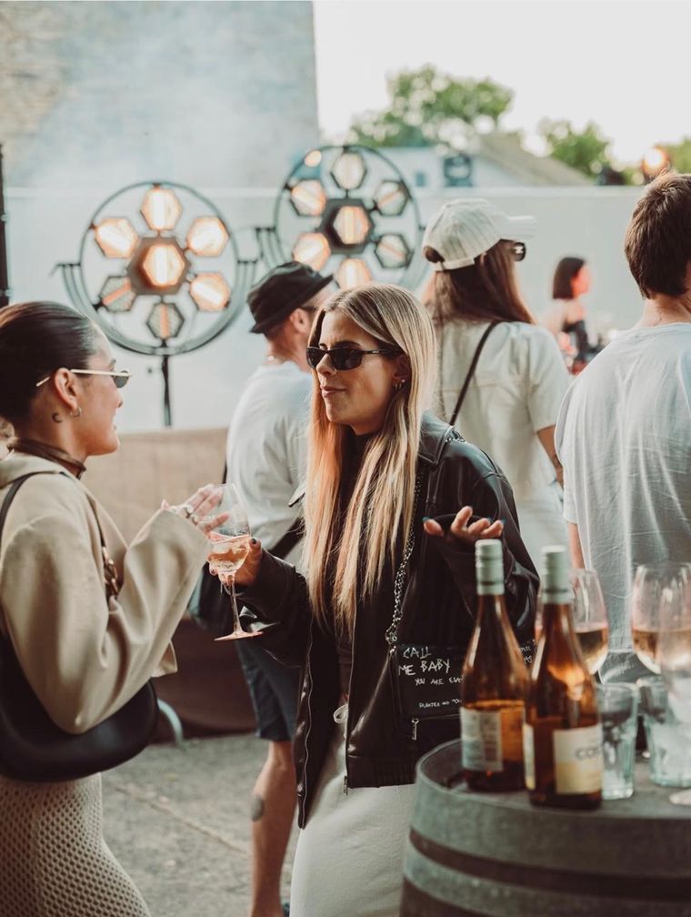 Vinos y charlas cerca del mar. Vinos y charlas cerca del mar.