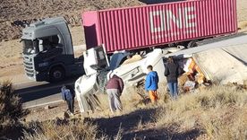 Un camión de origen brasileño volcó en la zona de Picheuta, en alta montaña. El conductor sufrió un golpe en la cabeza.&nbsp;