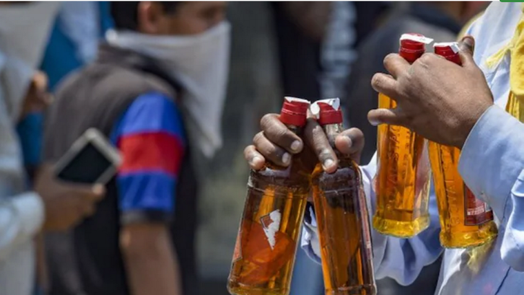 El alcohol prohibido lleva a la fabricación ilegal de bebidas. Foto: IndiaToday.