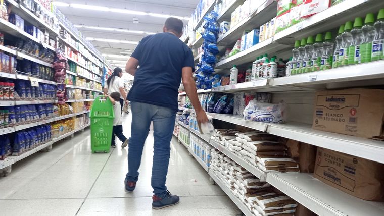 La economía argentina está atravesada por un duro proceso inflacionario, que golpea los bolsillos de los consumidores. Foto: Maximiliano Ríos/MDZ