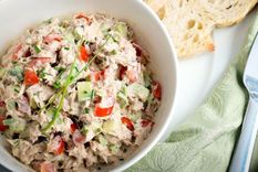 Deléitate con esta saludable ensalada de pepino y atún Foto: Shutterstock