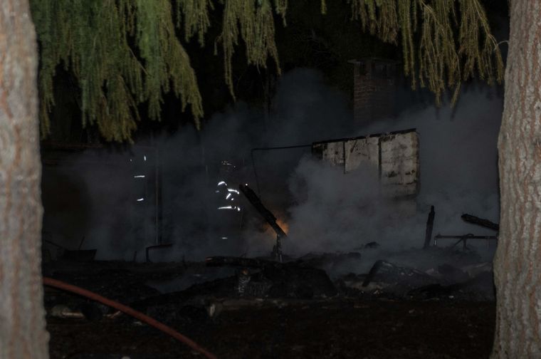 Una cabaña fue incendiada y el fuego estuvo a punto de extenderse a los bosques