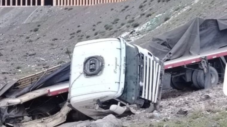 El camión accidentado en Chile. El chofer debió ser atendido por profesionales de la salud tras sufrir varias fracutras.&nbsp;