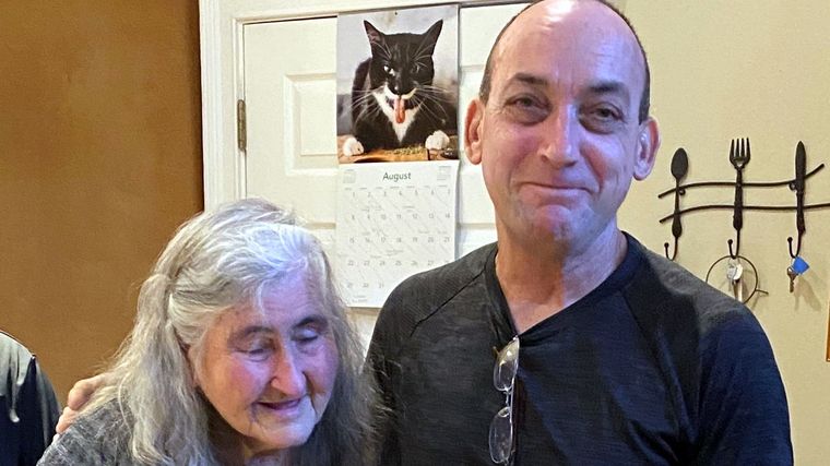 Robert DuBoise, junto a su madre, al salir de prisión. Foto: Loevy.