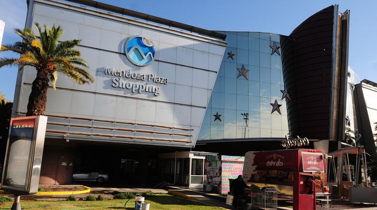 El Mendoza Plaza Shopping tendrá controles estrictos para ingresar a hacer compras Foto: ALF PONCE / MDZ