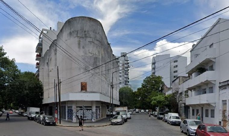 El edificio que se incendió está ubicado en diagonal 77 y 48, a tres cuadras de la Gobernación.