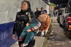 insolito: arrestaron al muneco de chucky en mexico y las autoridades reganaron a la oficial que le puso las esposas