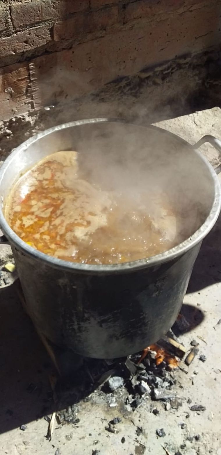 Lentejas y arroz Yésica tuvo que pedir prestada una olla porque quería que nadie pase hambre.