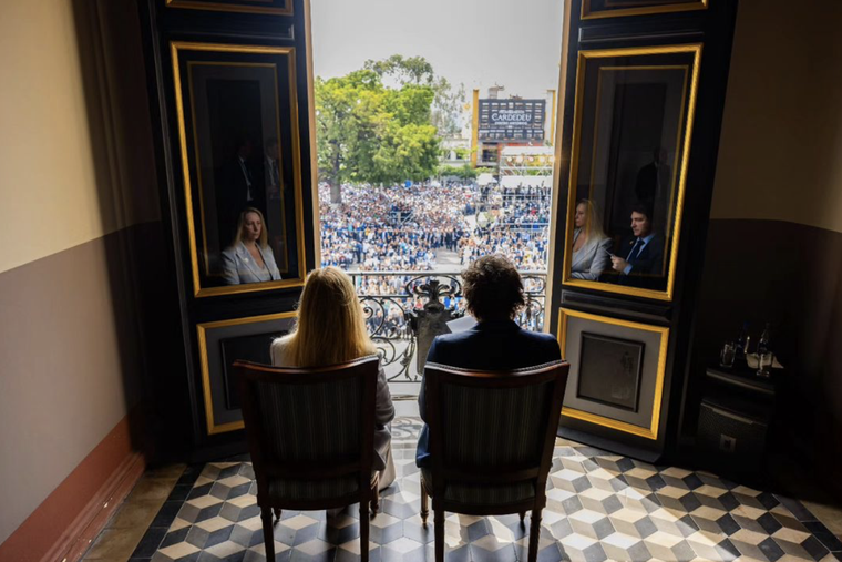 El Presidente y su hermana, minutos antes de salir a saludar al balcón a manisfestantes que celebraban este sábado la reasunción de Bukele. Foto: Instagram