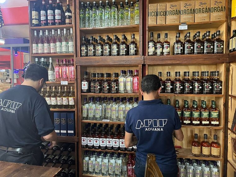 La Dirección General de Aduanas (DGA) incautó en la provincia de Misiones más de 1.500 bebidas alcohólicas ingresadas presuntamente de contrabando. Foto: Prensa Aduana