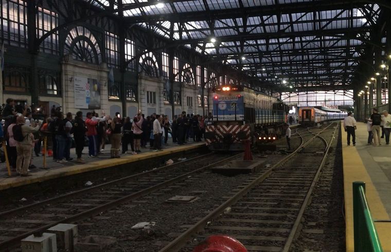 El tren solidario llegó el lunes por la tarde a Constitución para cargar las toneladas de donaciones. Foto: Paula Bressi/MDZ