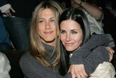 Jennifer Aniston y Courteney Cox, protagonistas de un cariñoso beso.