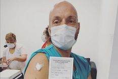 sputnik v: un medico del central fue vacunado y lo mostro en las redes