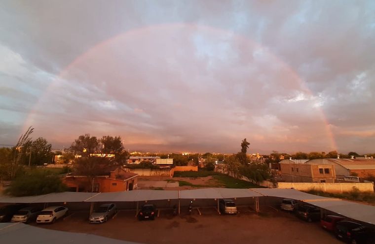 Completo El arcoíris, tal como se vio en Guaymallén.