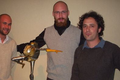 MDZol | El artista Guillermo Rigattieri (en el centro) junto a su hermano Esteban y su amigo Emiliano Dalmau. Foto: MDZ