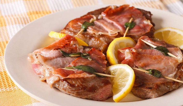 Saltimbocca a la romana Un plato clásico de la cocina italiana Foto: Zesty Food