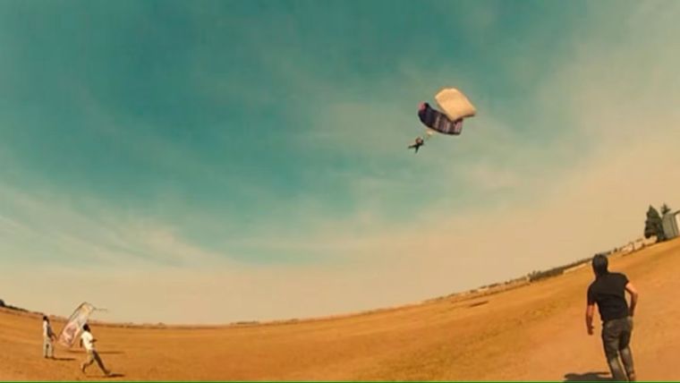 Luego de recuperarse de las lesiones que le provocó el accidente en paracaídas, Fernando Barrera dejó la televisión y creó una fundación para ayudar a los demás. Foto: Captura de video