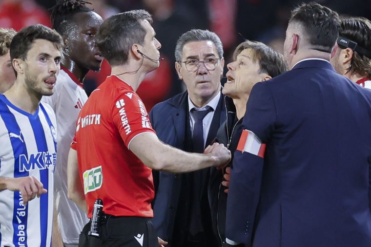 El partido ante Alavés terminó 1-1, pero el foco quedó en la expulsión de Matías Almeyda. El partido ante Alavés terminó 1-1, pero el foco quedó en la expulsión de Matías Almeyda.