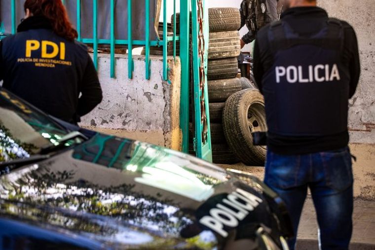 La Policía de Mendoza realizó allanamientos en Godoy Cruz.