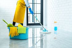 Tips para limpiar el piso de tu hogar y dejarlo reluciente en 5 minutos Foto: iStock