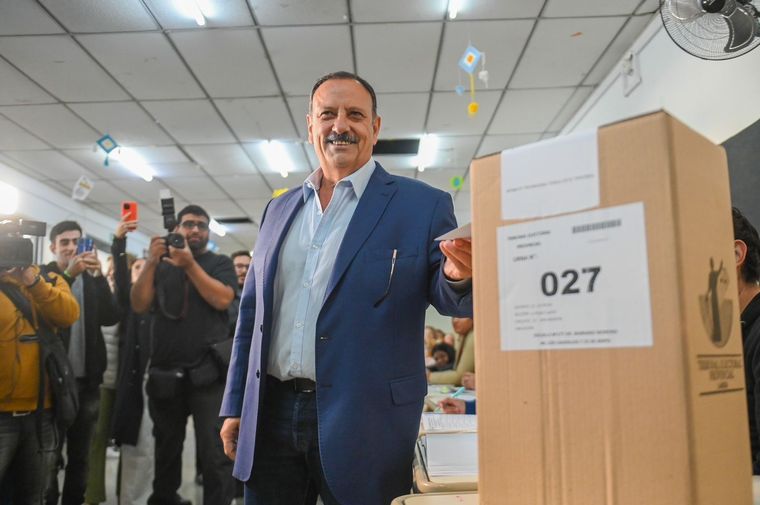 Ricardo Quintela ya emitió su voto en La Rioja