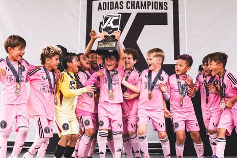 Ciro Messi, al estilo Leo: salió campeón con el Inter Miami y replicó la icónica escena de su papá en Qatar. Ciro Messi, al estilo Leo: salió campeón con el Inter Miami y replicó la icónica escena de su papá en Qatar.