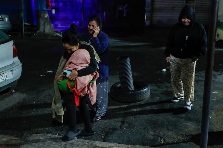 Muchas personas desalojaron sus viviendas por precaución durante el sismo Foto: EFE