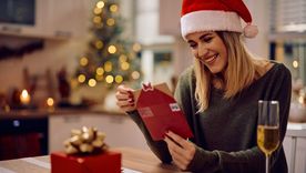 Solo en EE.UU. y Reino Unido cada año se envían unas 1.000 millones de tarjetas navideñas. Solo en EE.UU. y Reino Unido cada año se envían unas 1.000 millones de tarjetas navideñas.