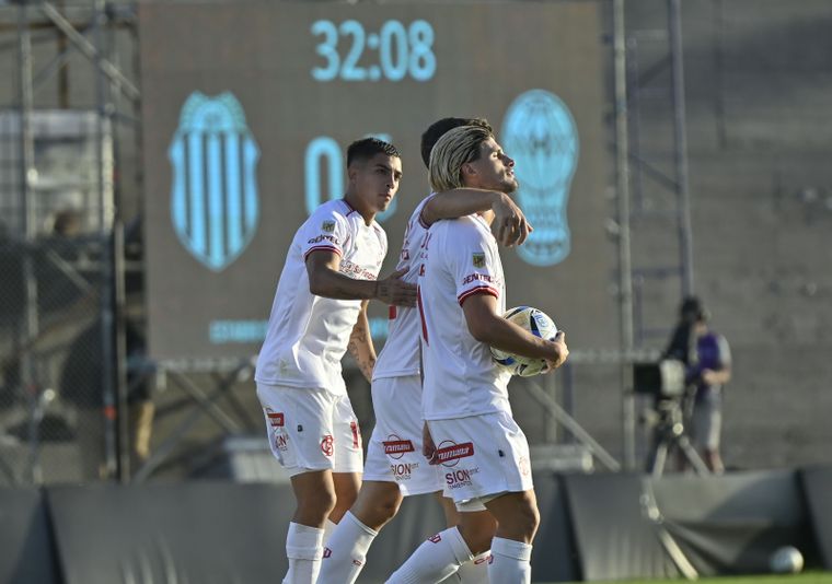 Rodrigo Insua celebra el tanto del empate ante Huracán, que le dio la clasificación a Barracas.