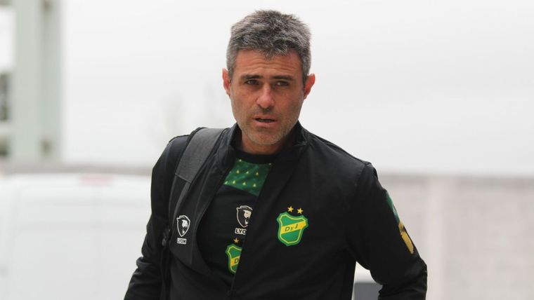 Vaccari se enojó tras la goleada que sufrió el Halcón. Foto: @ClubDefensayJus