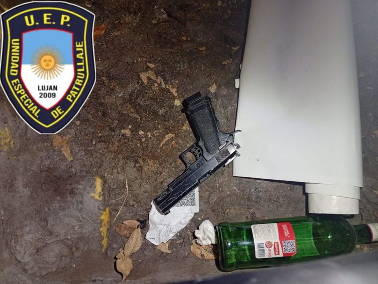 El arma de fuego fue encontrada por efectivos policiales en la vía pública. El arma de fuego fue encontrada por efectivos policiales en la vía pública.