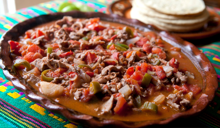 Cada familia adapta la receta según su gusto, agregando papas, nopales o más picante. Cada familia adapta la receta según su gusto, agregando papas, nopales o más picante.