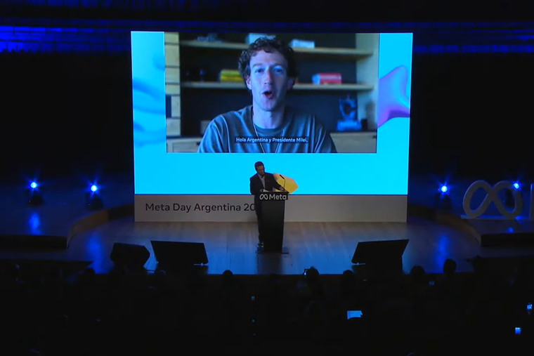 El saludo de Mark Zuckerberg a Javier Milei durante el Meta Day. El saludo de Mark Zuckerberg a Javier Milei durante el Meta Day. Foto: Captura de pantalla