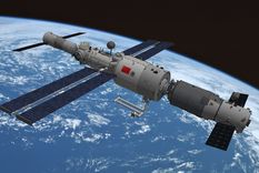 La cápsula dañada por un fragmento de basura espacial dejó a la tripulación de Shenzhou-21 sin un vehículo apto para regresar desde la estación Tiangong. La cápsula dañada por un fragmento de basura espacial dejó a la tripulación de Shenzhou-21 sin un vehículo apto para regresar desde la estación Tiangong.