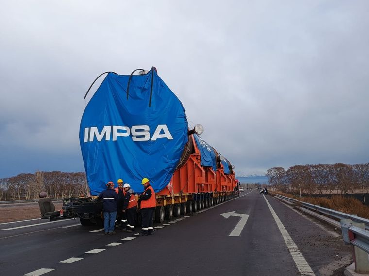 El reactor de IMPSA camino a la refinería.