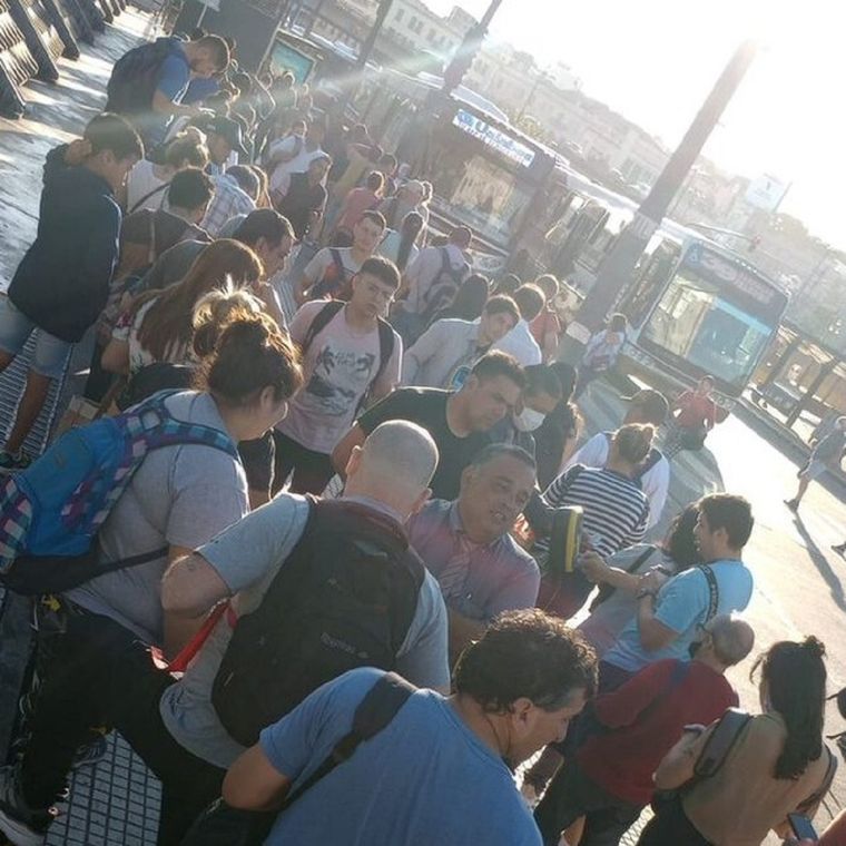 Largas filas en las paradas de colectivo. Foto: NA