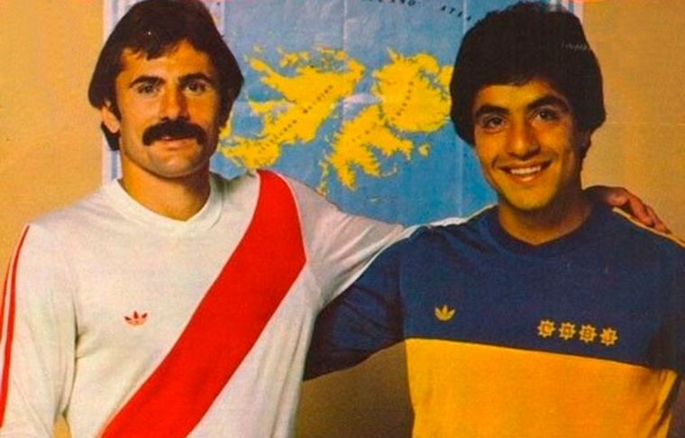 La tapa de la revista Goles con Eduardo Saporiti, defensor de River, y Carlos Córdoba, lateral del Xeneize, y el anuncio del proyecto para jugar un Boca-River en las Islas Malvinas, en plena guerra. Foto: revista Goles