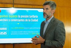 El intendente Ulpiano Suárez realizó el anuncio de baja de impuestos. Foto: Ciudad de Mendoza