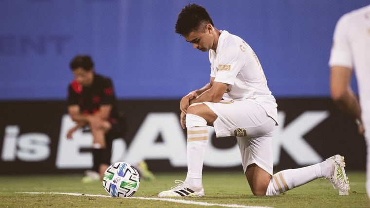 El Pity se arrodilló contra el racismo en la previa del encuentro. Atlanta United Foto: Atlanta United