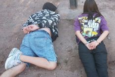 La pareja tras ser detenida en las cercanías del Parque General San Martín.&nbsp;