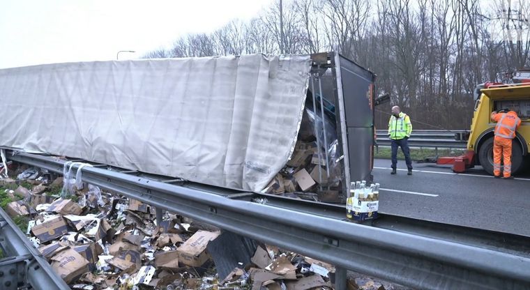 El accidente obligó a cerrar varios carriles de la autopista