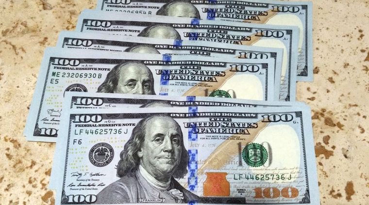 El dólar blue continúa bajando este miércoles. Foto: ALF PONCE / MDZ