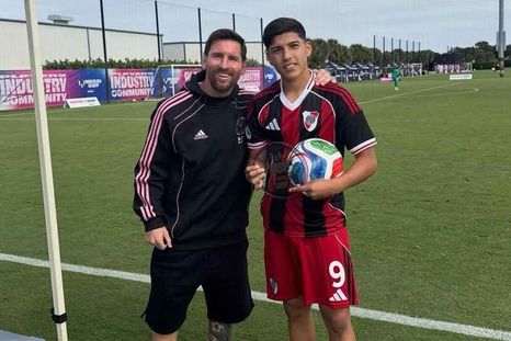 Bruno Cabral, goleador y MVP del River campeón de la Messi Cup. Bruno Cabral, goleador y MVP del River campeón de la Messi Cup.