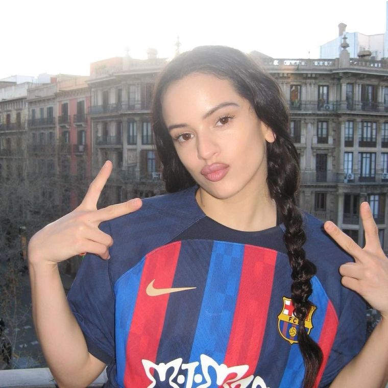 Rosalía colabora con FC Barcelona para la nueva camiseta 2023 Foto: Instagram