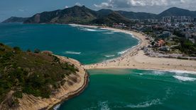 Casas coloridas, olas suaves y bares frente al mar crean un pueblo bohemio único en Barra da Lagoa, Florianópolis.