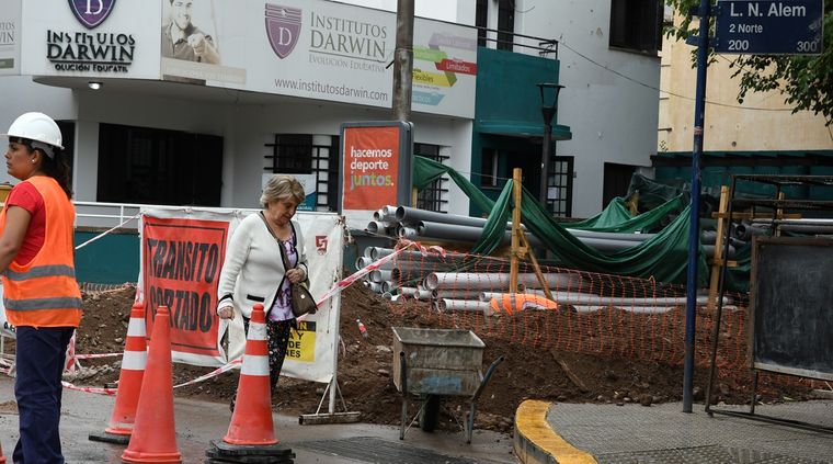 Tránsito cortado en calle San Juan de la Ciudad de Mendoza Foto: ALF PONCE MERCADO / MDZ