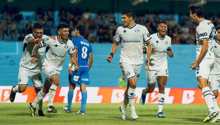 Antonini ya convirtió el gol en contra que le dio el 1-0 a Independiente Rivadavia y Alejo Osella, José Florentín, Iván Villalba, Leonard Costa y Sheyko Studer salen disparados a celebrarlo con todo.&nbsp;&nbsp;