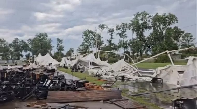 Los daños más significativos que causó el temporal fue en la pista de ciclismo donde estaba montada la carpa estructural para una fiesta de los egresados que se realizaba el próximo sábado. Foto: Bragado Democracia